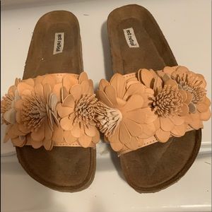 Super cute sandals from buckles size 9❤️